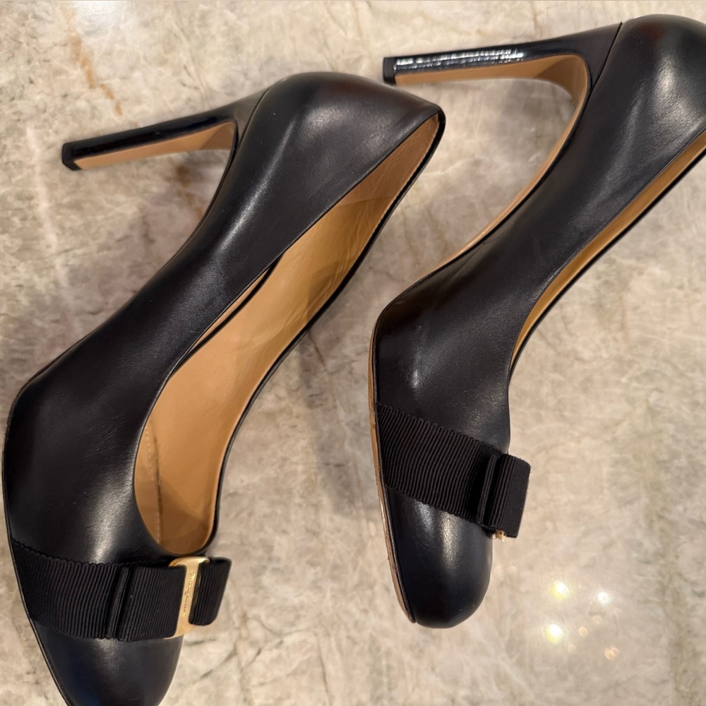 Salvatore Ferragamo Black Leather Bow Accent Pumps - Size 8.5 - Picture 8 of 9